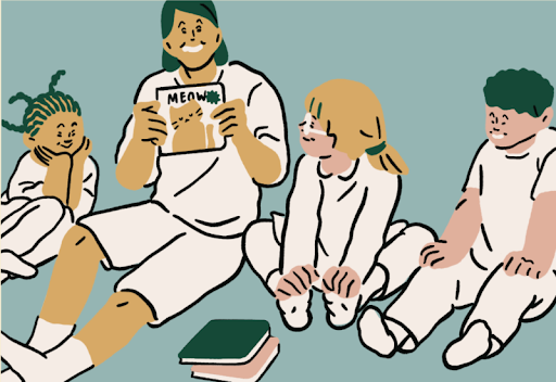Une bibliothécaire présentant et lisant des livres à des enfants qui l'écoutent attentivement